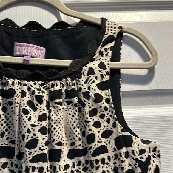 Vivienne Tam Tan and White Printed Sleeveless A-Line Dress 8 - Picture 7 of 8